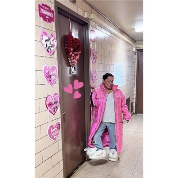 5 Feet, No DIY | Happy Valentine's Day Outdoor Banner | Valentine's Day - Picture 2 of 10